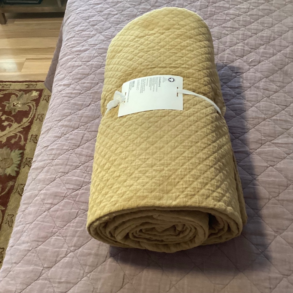 CRATE AND BARREL NEW KING SIZE COTTON COVERLET